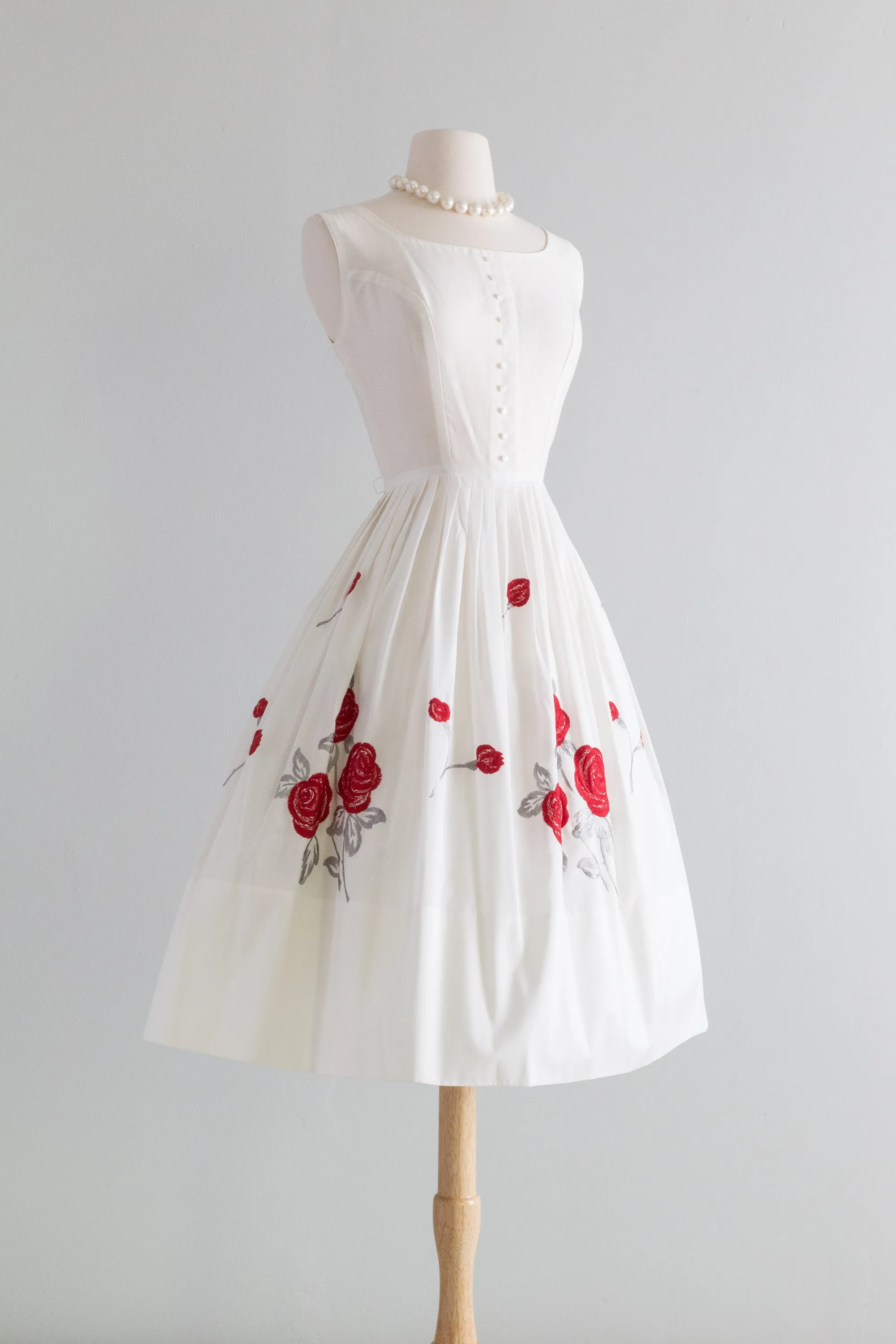 1950's Crisp Cotton Summer Dress With Embroidered Rose Skirt / Small