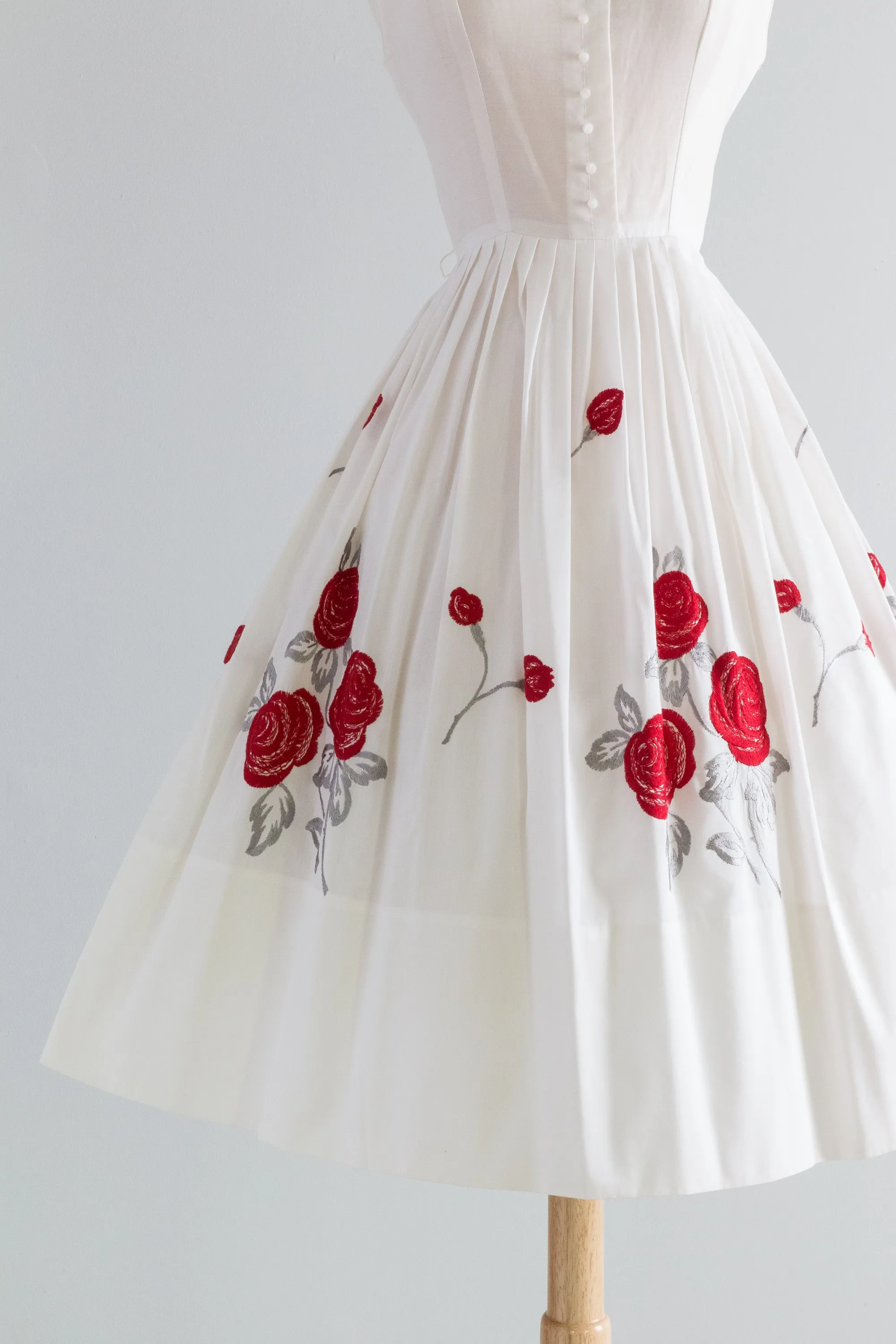 1950's Crisp Cotton Summer Dress With Embroidered Rose Skirt / Small