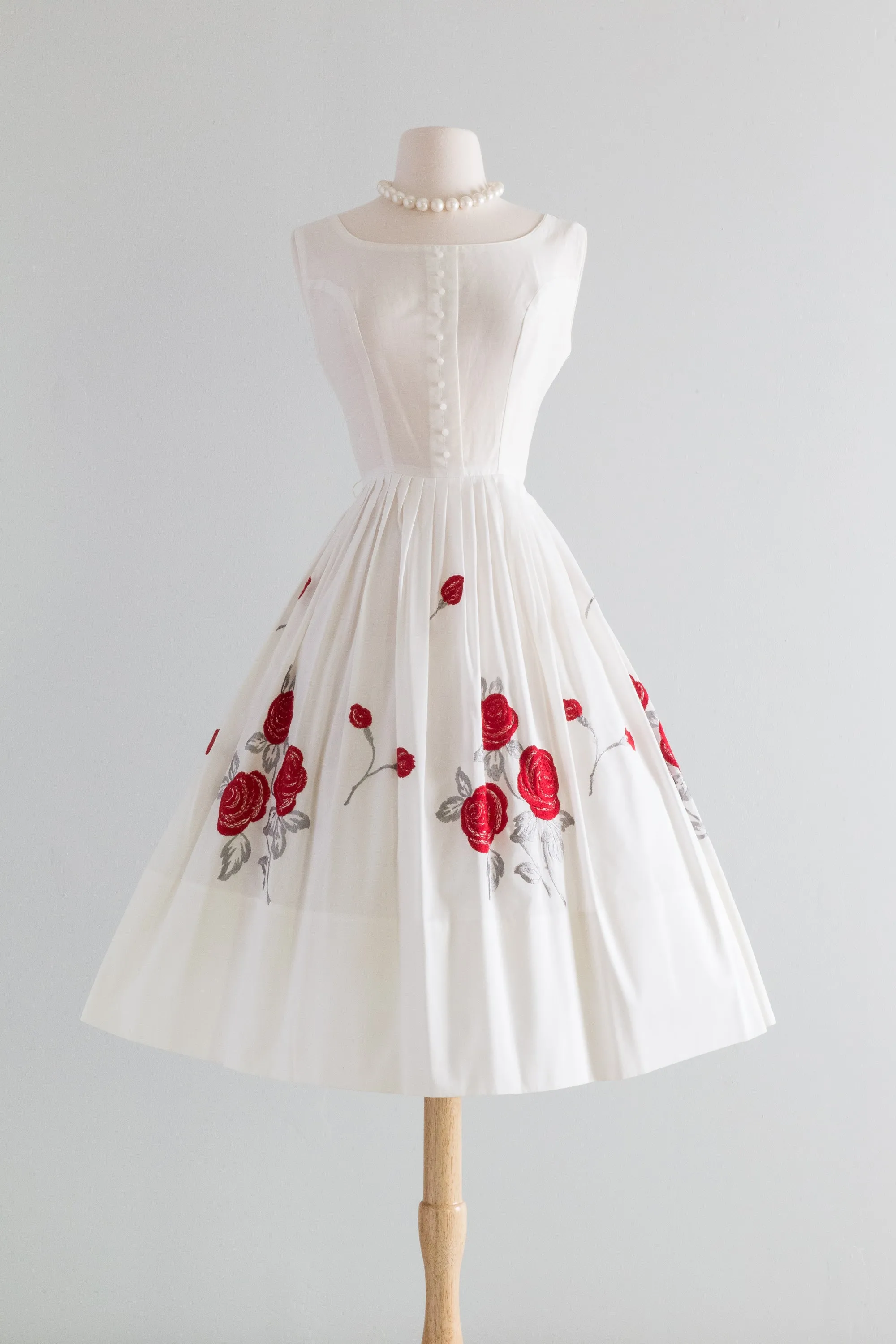 1950's Crisp Cotton Summer Dress With Embroidered Rose Skirt / Small